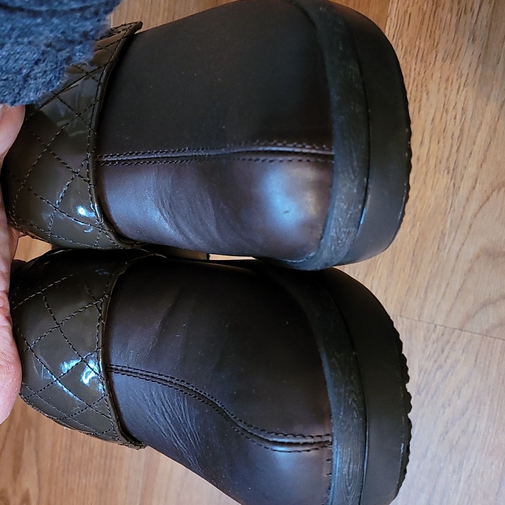 Crocs Cobbler leather/patent leather quilt strap brown heeled clogs, size 9. - Picture 10 of 10